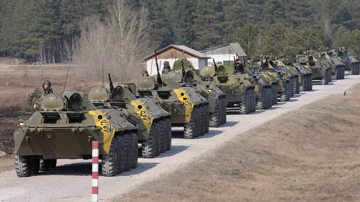 Ukrainian soldiers ride on military armoured personnel carriers as they take part in a military exercise near Kharkiv March 14, 2014. U.S. President Barack Obama said on Friday he still hopes for a diplomatic solution to the Ukraine crisis heading into a pivotal weekend. REUTERS/Stringer (UKRAINE - Tags: POLITICS CIVIL UNREST MILITARY)