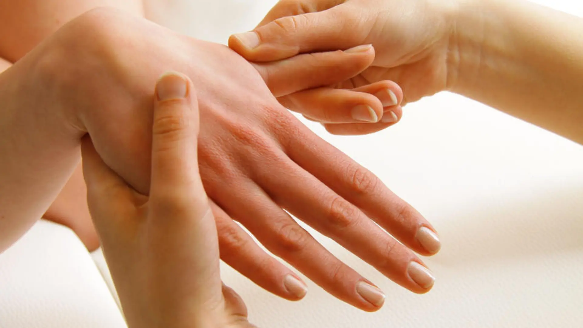 hand hnde pflege handmassage Fotolia 21661543 S.jpg