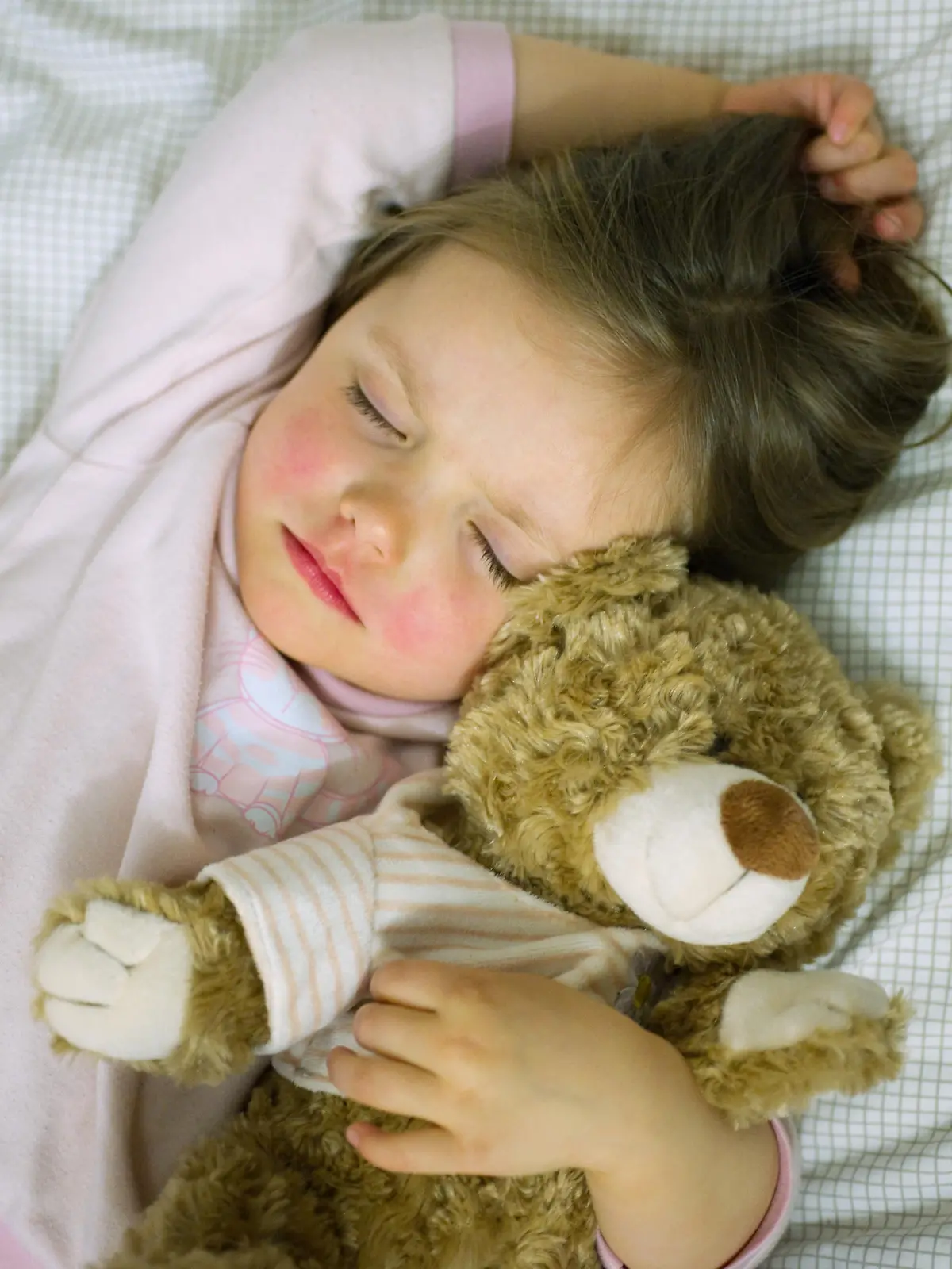 Das dreijährige Mädchen Amy, das erkältet ist, schläft mit ihrem Teddy, aufgenommen am 15.04.2010 in Frankfurt (Oder). Foto: Patrick Pleul