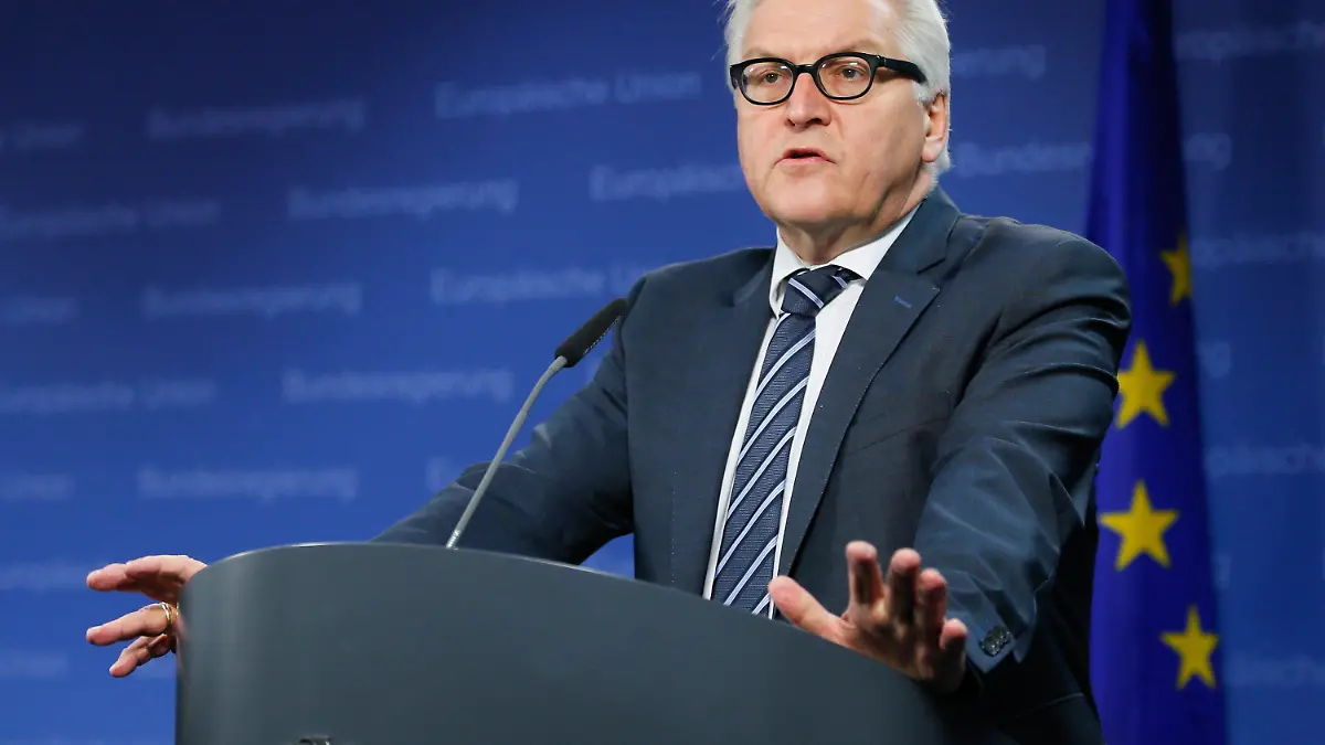 epa04129743 German Foreign Minister Frank-Walter Steinmeier gives a press briefing during the European foreign affairs ministers council in Brussels, Belgium, 17 March 2014. EU foreign ministers are due to discuss further sanctions against Russia after a Moscow-backed referendum in Crimea backed a split from Ukraine. The 28-member bloc is considering a visa ban and an asset freeze against a number of Russian officials. More than 95f Crimean voters backed joining Russia, local officials said. EPA/OLIVIER HOSLET +++(c) dpa - Bildfunk+++