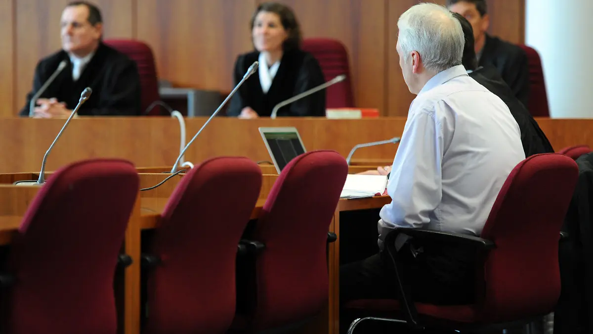 Der Angeklagte, der seine Frau getötet und die Leiche dann im Keller einbetoniert haben soll, sitzt am 06.03.2014 zu Prozessbeginn auf der Anklagebank im Landgericht Bonn (Nordrhein-Westfalen). Foto: Marius Becker/dpa +++(c) dpa - Bildfunk+++