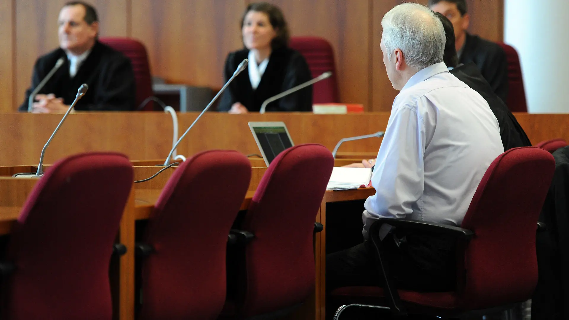 Der Angeklagte, der seine Frau getötet und die Leiche dann im Keller einbetoniert haben soll, sitzt am 06.03.2014 zu Prozessbeginn auf der Anklagebank im Landgericht Bonn (Nordrhein-Westfalen). Foto: Marius Becker/dpa +++(c) dpa - Bildfunk+++
