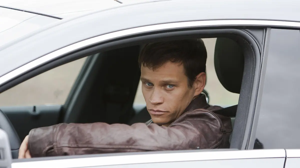 Alex (Vinzenz Kiefer) entdeckt Nicole an der Tankstelle und hat einen Plan.