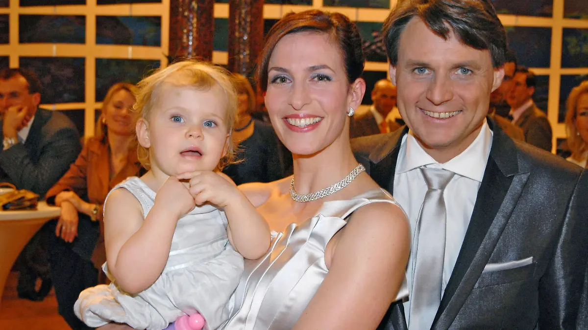 Für die Fotografen präsentieren Katrin (Ulrike Frank) und Gerner (Wolfgang Bahro) mit ihrer Tochter Johanna (Finja Kielkowski) ihr scheinbares Familienglück.