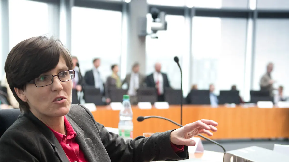 Die als "Hartz-IV-Rebellin" bekanntgewordene Jobcenter-Mitarbeiterin Inge Hannemann wartet am 17.03.2014 im Petitionsausschuss des Bundestages in Berlin auf den Beginn der Sitzung. In ihrer Petition setzt sich die Hamburgerin für die Abschaffung der Sanktionen und Leistungseinschränkungen gegen Langzeitarbeitslose ein. Foto: Soeren Stache/dpa +++(c) dpa - Bildfunk+++