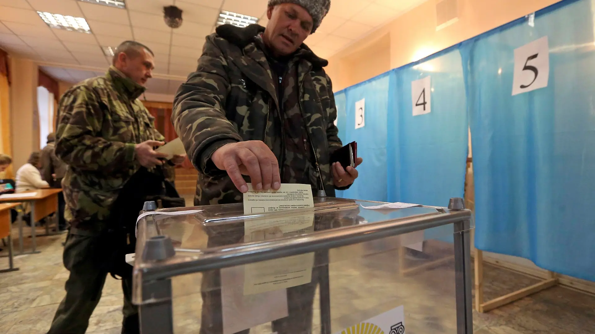 A Cossak casts his ballot during the referendum on the status of Ukraine's Crimea region at a polling station in Simferopol March 16, 2014. Voting got underway in Crimea on Sunday in a referendum that will decide whether the Black Sea peninsula leaves Ukraine and becomes part of Russia. REUTERS/Sergei Karpukhin (UKRAINE - Tags: POLITICS CIVIL UNREST ELECTIONS)