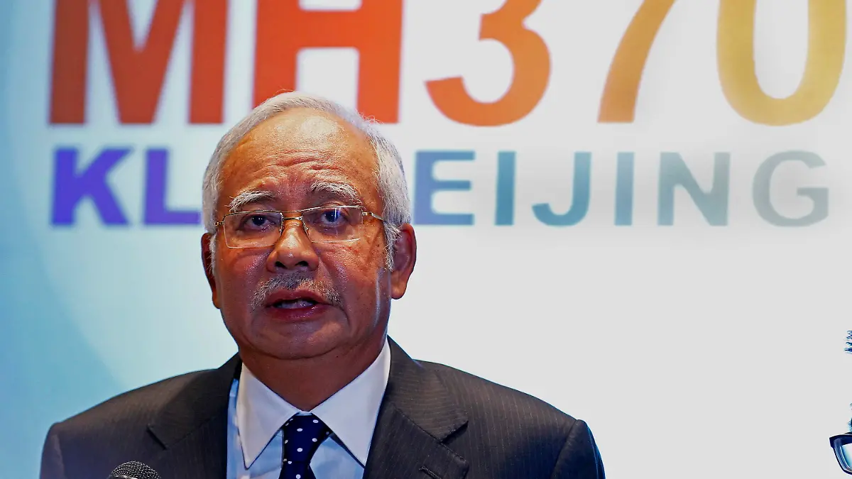 epa04125937 Malaysian Prime Minister Najib Abdul Razak speaks during a press conference at the Kuala Lumpur International Airport, in Sepang, outside Kuala Lumpur, Malaysia, 15 March 2014. The missing Malaysian aircraft's communication system was likely disabled while still in the country's airspace, Prime Minister Najib Razak said. Razak also said it appears that someone on the plane deliberately changed its flight path westward. Malaysia Airlines flight MH370 with 239 people on board went missing early 08 March 2014 while on its way from Kuala Lumpur to Beijing. EPA/SHAMSHAHRIN SHAMSUDIN +++(c) dpa - Bildfunk+++