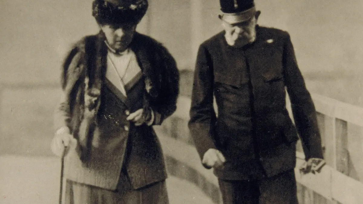Kaiser Franz Joseph und Katharina Schratt auf dem Weg zur Villa der Hofschauspielerin in Bad Ischl. Photograohie um 1910.