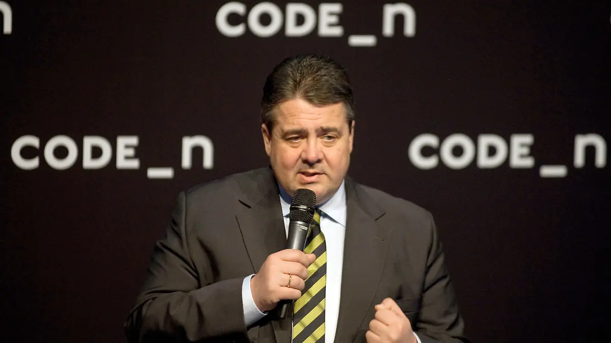 Bundeswirtschaftsminister Sigmar Gabriel (SPD) spricht am 10.03.2014 auf der CeBIT Messe in Hannover (Niedersachsen) bei der Eröffnung des Young-IT-Day. Großbritannien ist das Partnerland der diesjährigen CeBIT, die bis zum 14.03.2014 dauert. Foto: Swen Pförtner/dpa +++(c) dpa - Bildfunk+++