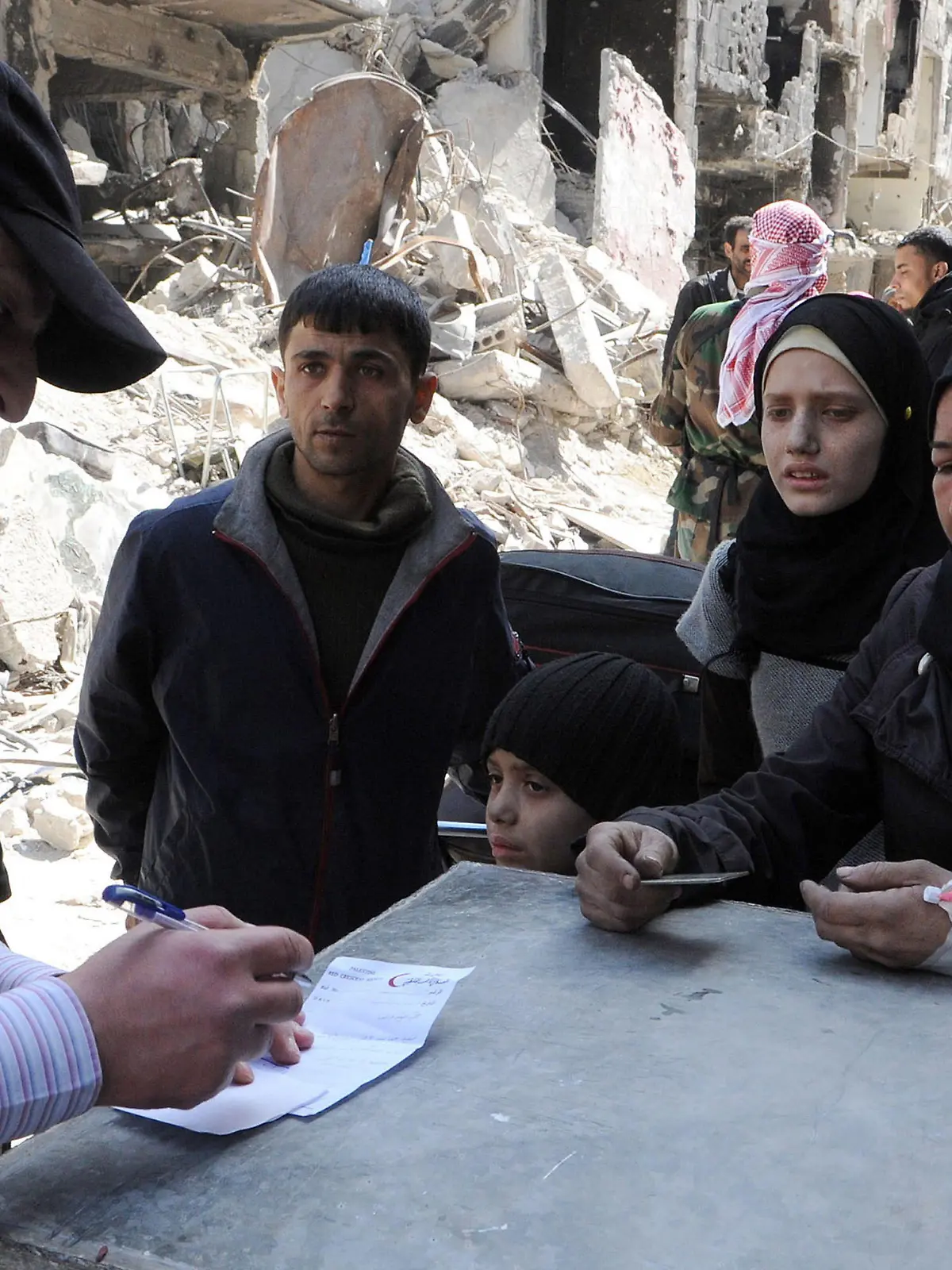 FILE - A handout photo released by the official Syrian Arab News Agency (SANA) shows Palestinian residents registering their names to get food aid in al-Yarmouk refugee Palestinian camp in Damascus, Syria, 24 February 2014. EPA/SANA HANDOUT HANDOUT EDITORIAL USE ONLY/NO SALES (zu dpa "Geplatzte Träume und Fassbomben - Syrien vor dem vierten Kriegsjahr" vom 14.03.2014) +++(c) dpa - Bildfunk+++