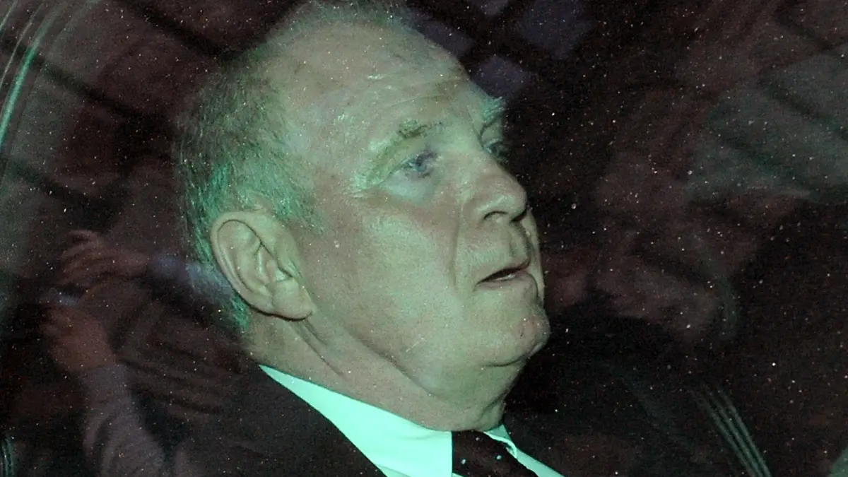Der Präsident des FC Bayern München, Uli Hoeneß, verlässt in einem Auto am 13.03.2014 nach der Urteilsverkündung das Landgericht München II. Hoeneß wurde zu dreieinhalb Jahren Haft wegen Steuerhinterziehung in Millionenhöhe verurteilt. Foto: Andreas Gebert/dpa +++(c) dpa - Bildfunk+++