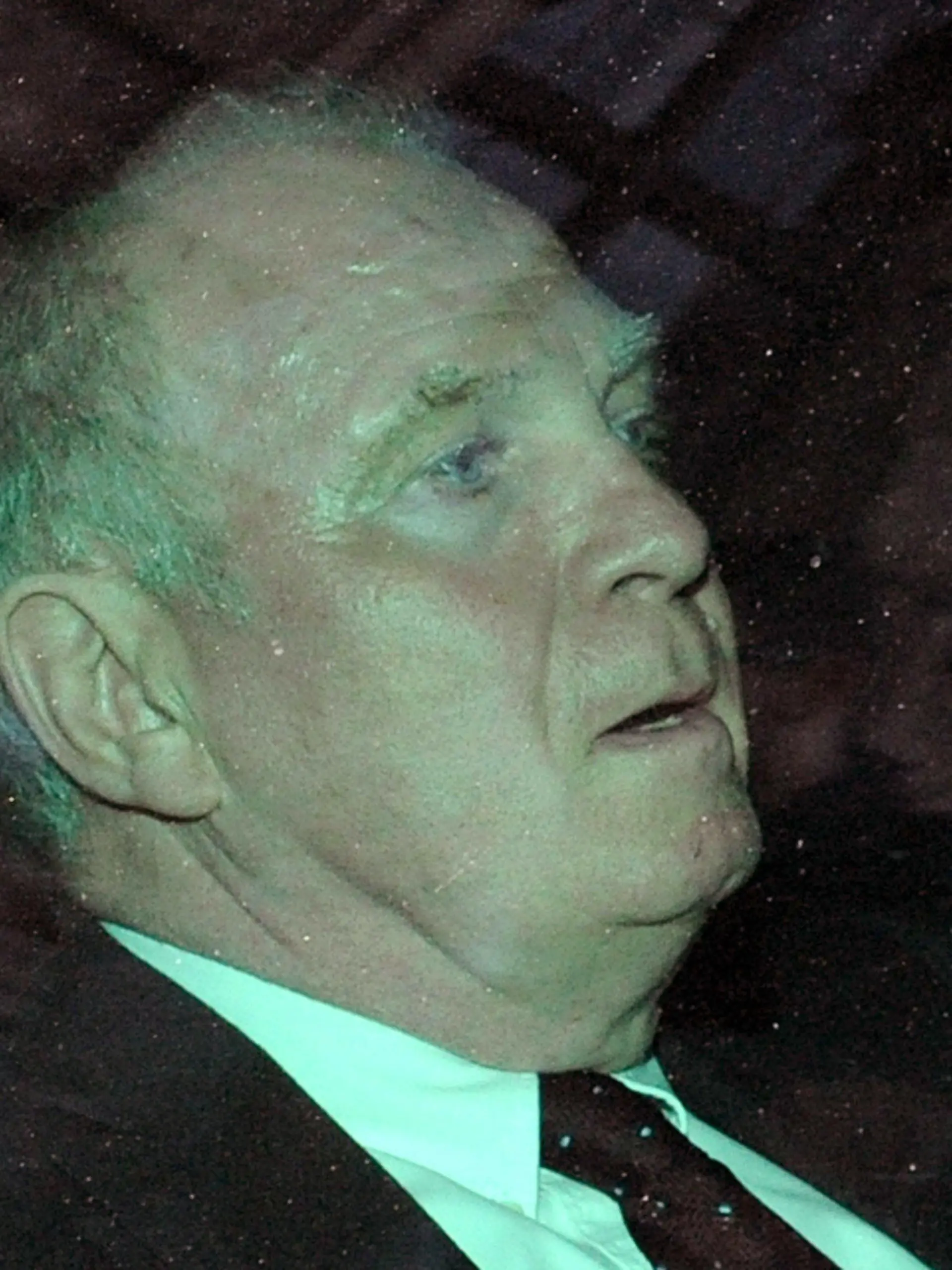 Der Präsident des FC Bayern München, Uli Hoeneß, verlässt in einem Auto am 13.03.2014 nach der Urteilsverkündung das Landgericht München II. Hoeneß wurde zu dreieinhalb Jahren Haft wegen Steuerhinterziehung in Millionenhöhe verurteilt. Foto: Andreas Gebert/dpa +++(c) dpa - Bildfunk+++