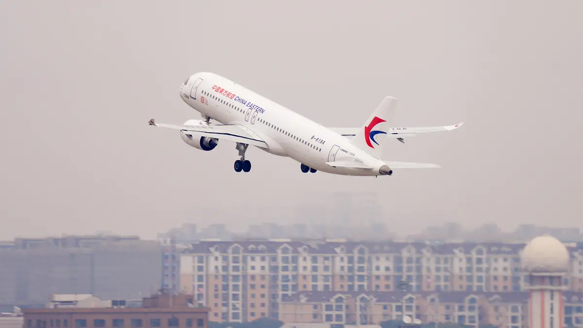 26.12.2022, China, Shanghai: Ein Passagierflugzeug von Typ Comac C919 hebt vom Shanghai Hongqiao International Airport ab. Chinas großes Passagierflugzeug C919 absolvierte seinen ersten Validierungsflug. Damit wurde die Testphase eingeleitet, in der bis Mitte Februar 2023, 100 Flugstunden durchgeführt werden müssen. Der Testprozess dient der umfassenden Überprüfung der Zuverlässigkeit der Comac C919 im Hinblick auf den kommerziellen Betrieb - mit dem Ziel, ihre Sicherheit und Effizienz zu gewährleisten. Foto: -/XinHua/dpa +++ dpa-Bildfunk +++