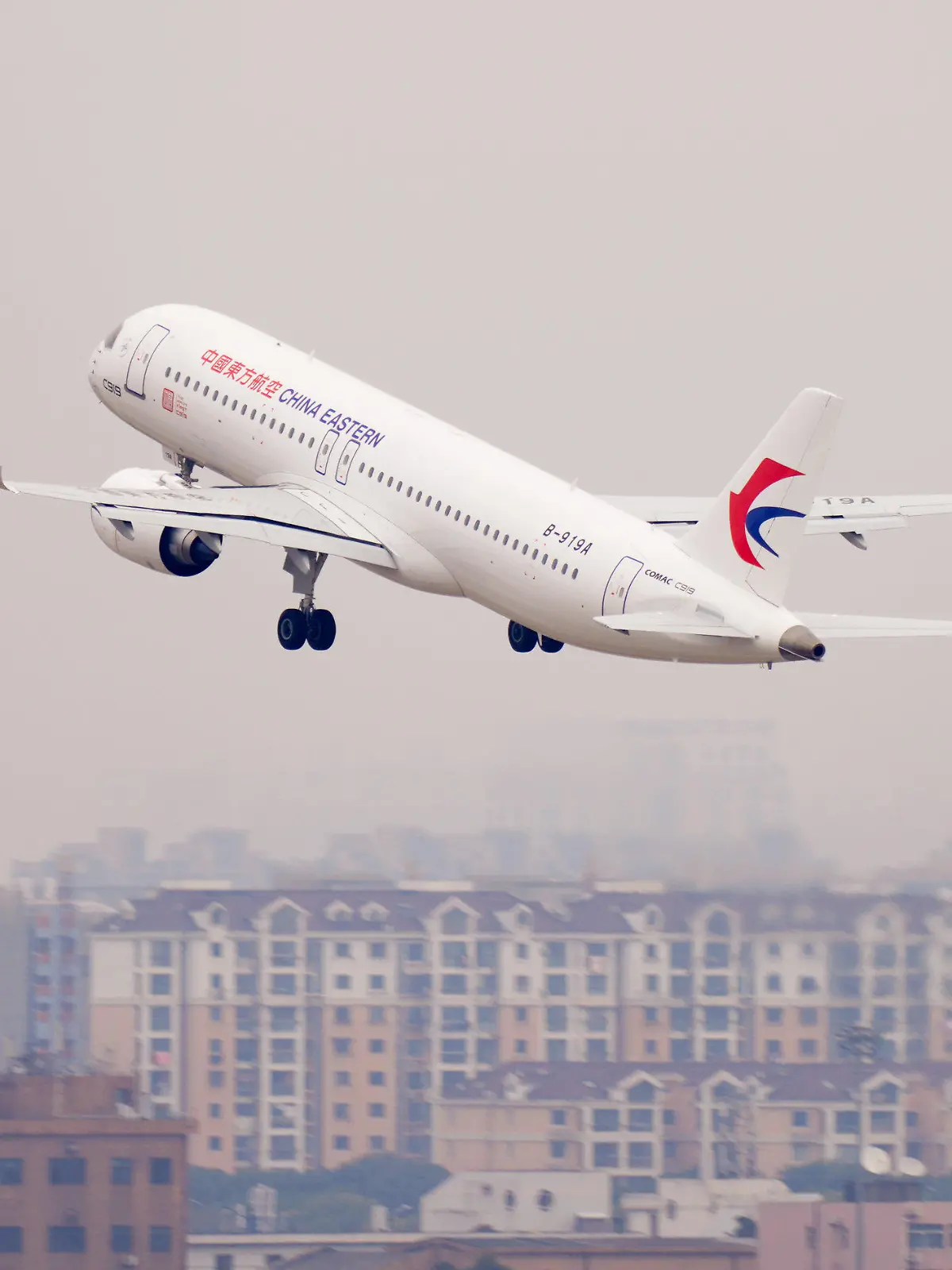 26.12.2022, China, Shanghai: Ein Passagierflugzeug von Typ Comac C919 hebt vom Shanghai Hongqiao International Airport ab. Chinas großes Passagierflugzeug C919 absolvierte seinen ersten Validierungsflug. Damit wurde die Testphase eingeleitet, in der bis Mitte Februar 2023, 100 Flugstunden durchgeführt werden müssen. Der Testprozess dient der umfassenden Überprüfung der Zuverlässigkeit der Comac C919 im Hinblick auf den kommerziellen Betrieb - mit dem Ziel, ihre Sicherheit und Effizienz zu gewährleisten. Foto: -/XinHua/dpa +++ dpa-Bildfunk +++