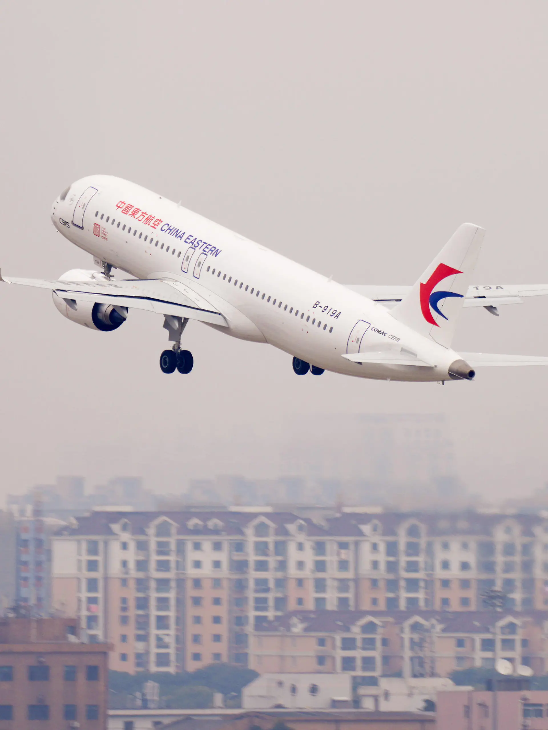 26.12.2022, China, Shanghai: Ein Passagierflugzeug von Typ Comac C919 hebt vom Shanghai Hongqiao International Airport ab. Chinas großes Passagierflugzeug C919 absolvierte seinen ersten Validierungsflug. Damit wurde die Testphase eingeleitet, in der bis Mitte Februar 2023, 100 Flugstunden durchgeführt werden müssen. Der Testprozess dient der umfassenden Überprüfung der Zuverlässigkeit der Comac C919 im Hinblick auf den kommerziellen Betrieb - mit dem Ziel, ihre Sicherheit und Effizienz zu gewährleisten. Foto: -/XinHua/dpa +++ dpa-Bildfunk +++
