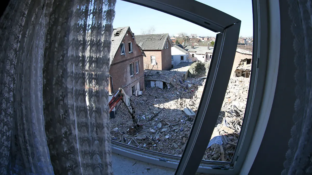 Trümmerteile liegen am 11.03.2014 in Itzehoe (Schleswig-Holstein) an der Stelle an der ein Mehrfamilienhaus in Itzehoe explodiert ist. Das Unglück forderte vier Todesopfer. Foto: Axel Heimken/dpa +++(c) dpa - Bildfunk+++