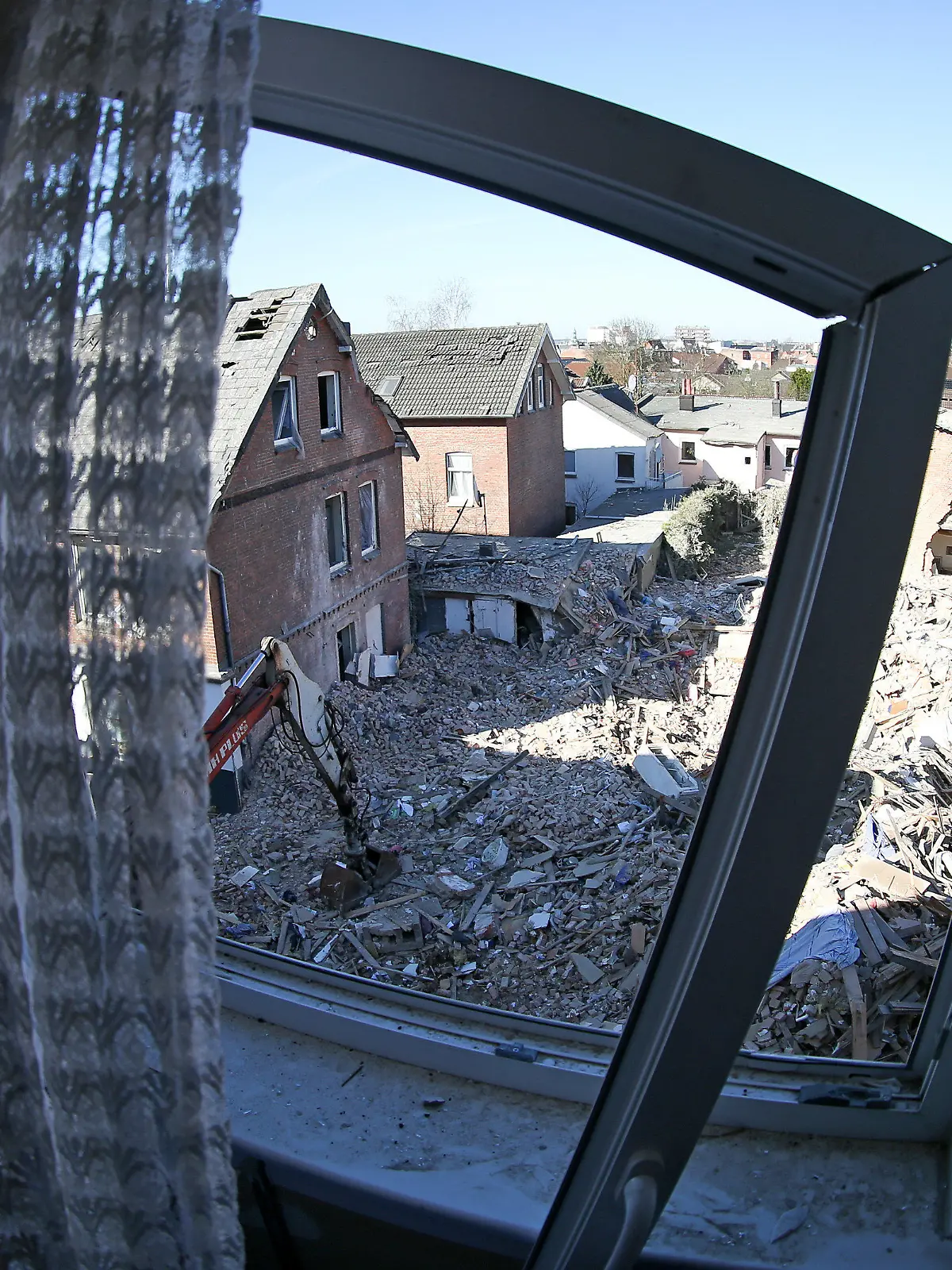 Trümmerteile liegen am 11.03.2014 in Itzehoe (Schleswig-Holstein) an der Stelle an der ein Mehrfamilienhaus in Itzehoe explodiert ist. Das Unglück forderte vier Todesopfer. Foto: Axel Heimken/dpa +++(c) dpa - Bildfunk+++