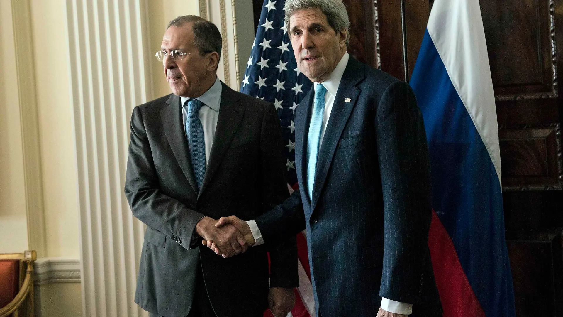 U.S. Secretary of State John Kerry (R) shakes hands with Russia's Foreign Minister Sergei Lavrov before their meeting at Winfield House, the home of the U.S. ambassador in London March 14, 2014. The United States and Russia will find it formidably difficult to make progress on Ukraine at talks in London today, British Foreign Minister William Hague said on Friday. REUTERS/Brendan Smialowski/pool (BRITAIN - Tags: POLITICS)