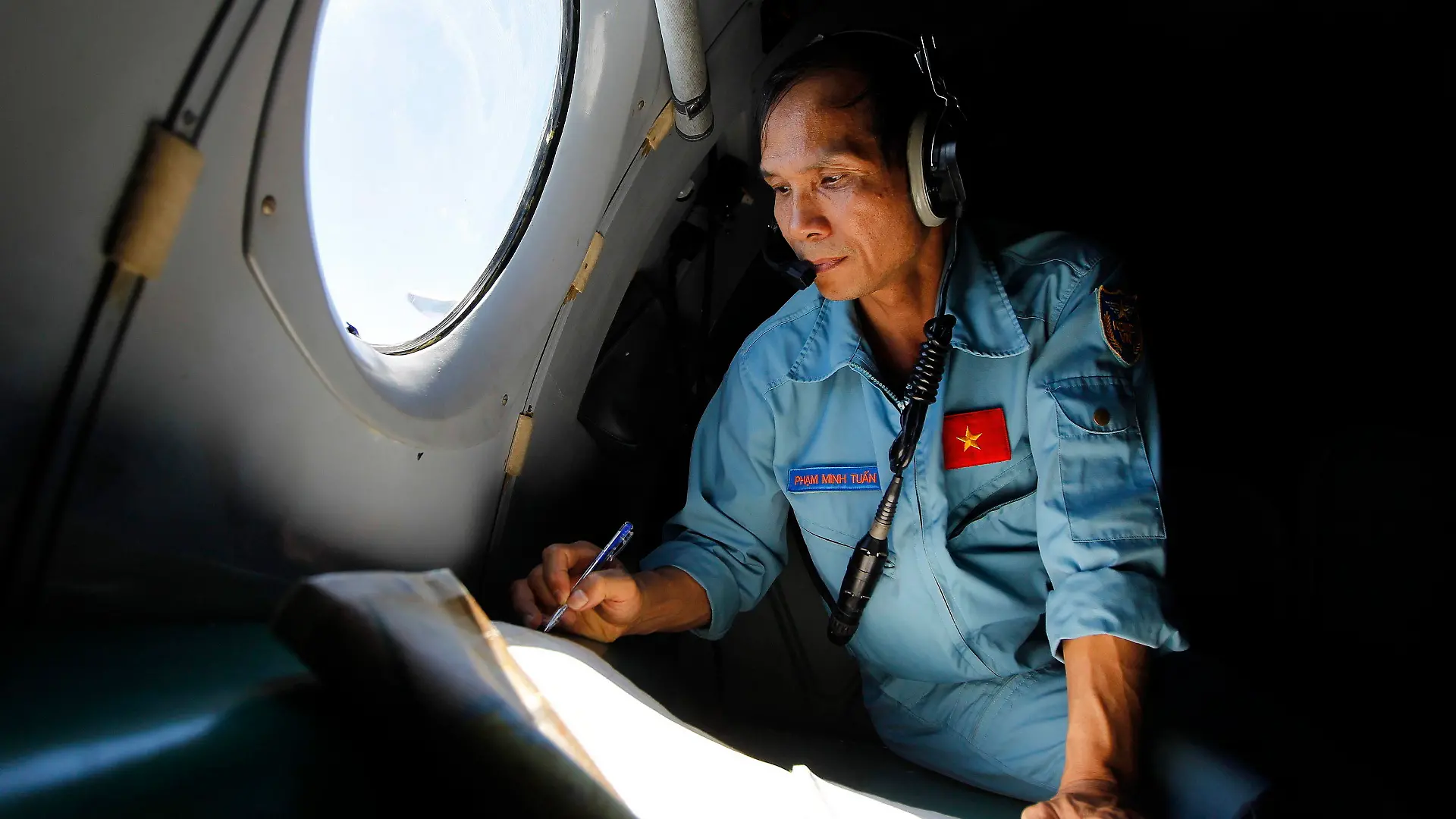 epa04122677 A Vietnamese military official works inside a flying Soviet-made AN-26 of the Vietnam Air Force during search and rescue operations for a missing Malaysian Airlines flight, off Vietnam's sea, 13 March 2014. Vietnam fully resumed its search for the Malaysia Airlines plane that went missing, after communicating with Malaysian authorities over media reports, subsequently denied, regarding the plane's last known location. Malaysia Airlines flight MH370 with 239 people on board went missing early 08 March 2014 while on its way from Kuala Lumpur, Malaysia, to Beijing, China. EPA/LUONG THAI LINH +++(c) dpa - Bildfunk+++
