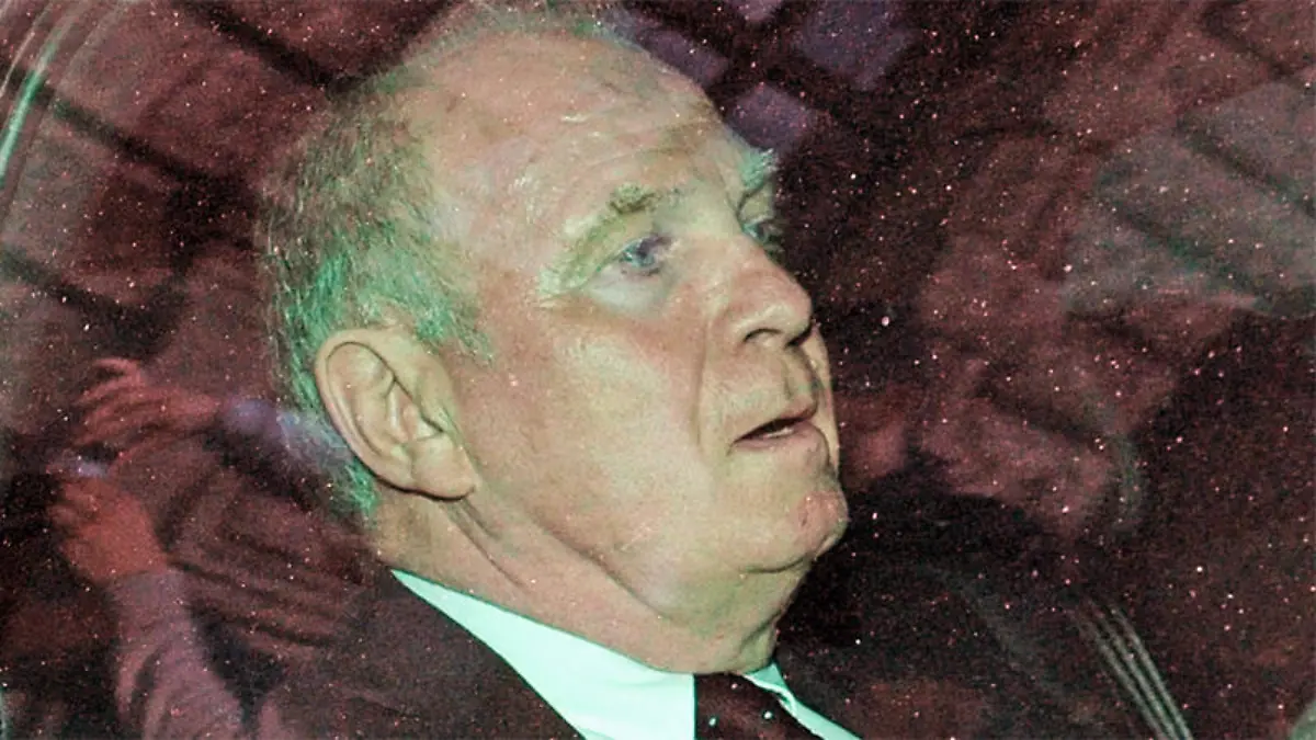 Sichtlich mitgenommen: Bayern-Manager Uli Hoeneß nach der Urteilsverkündung beim Verlassen des Gerichtes.