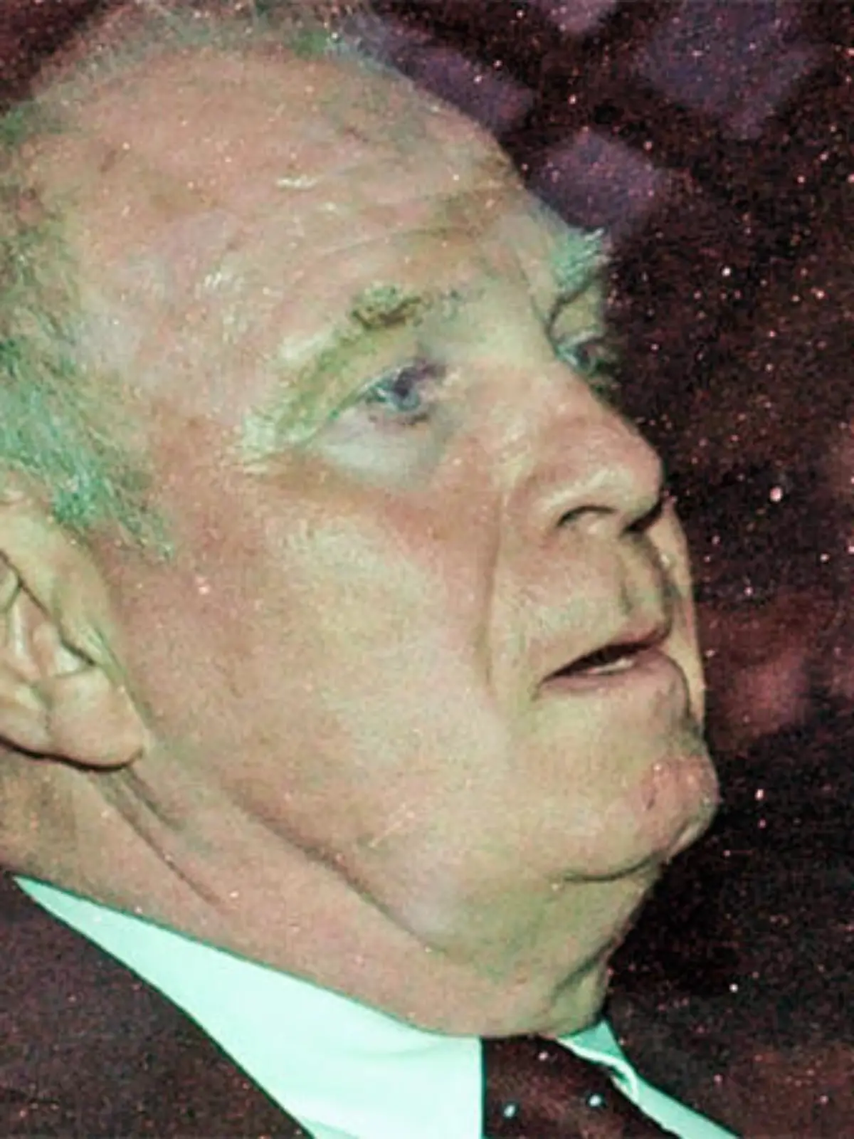Sichtlich mitgenommen: Bayern-Manager Uli Hoeneß nach der Urteilsverkündung beim Verlassen des Gerichtes.