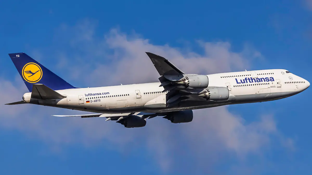  Lufthansa bringt die A380 zurück Flughafen Frankfurt FRA EDDF mit Flugzeug. Registrierung: D-ABYG, LUFTHANSA, BOEING 747-8. Aircraft Name BADEN-WÜRTTEMBERG. // DEU, Deutschland, Hessen, Frankfurt am Main, 27.02.2022. *** Frankfurt Airport FRA EDDF with aircraft registration D ABYG, LUFTHANSA, BOEING 747 8 Aircraft Name BADEN WÜRTTEMBERG DEU, Germany, Hesse, Frankfurt am Main, 27 02 2022