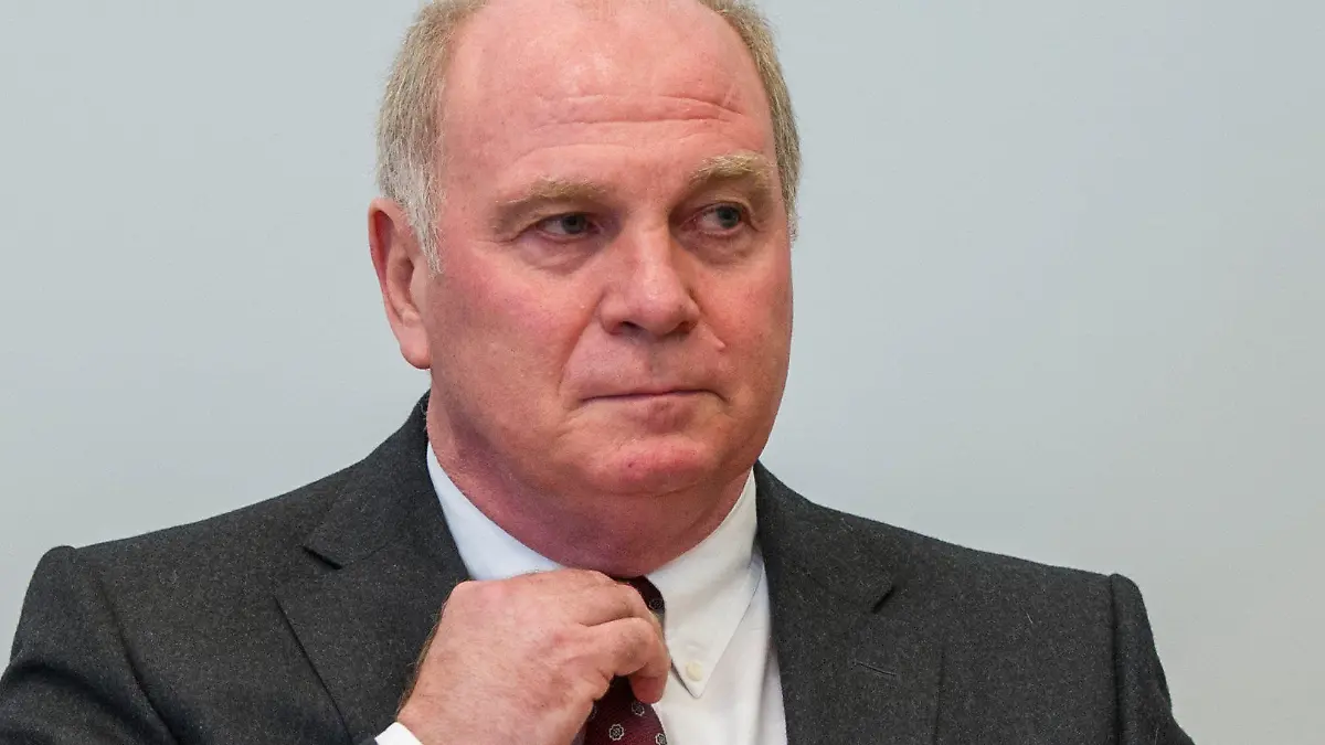 Der Präsident des FC Bayern München Uli Hoeneß, steht am 12.03.2014, dem dritten Prozesstag, als Angeklagter im Landgericht München II (Bayern). Hier findet der Prozess gegen Hoeneß statt, der im großen Stil Steuern hinterzogen haben soll. Foto: Marc Müller/dpa +++(c) dpa - Bildfunk+++