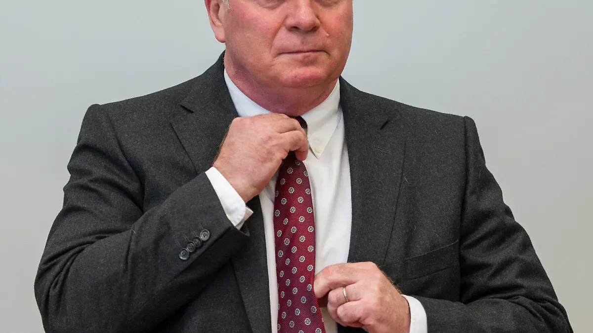 Der Präsident des FC Bayern München Uli Hoeneß, steht am 12.03.2014, dem dritten Prozesstag, als Angeklagter im Landgericht München II (Bayern). Hier findet der Prozess gegen Hoeneß statt, der im großen Stil Steuern hinterzogen haben soll. Foto: Marc Müller/dpa +++(c) dpa - Bildfunk+++