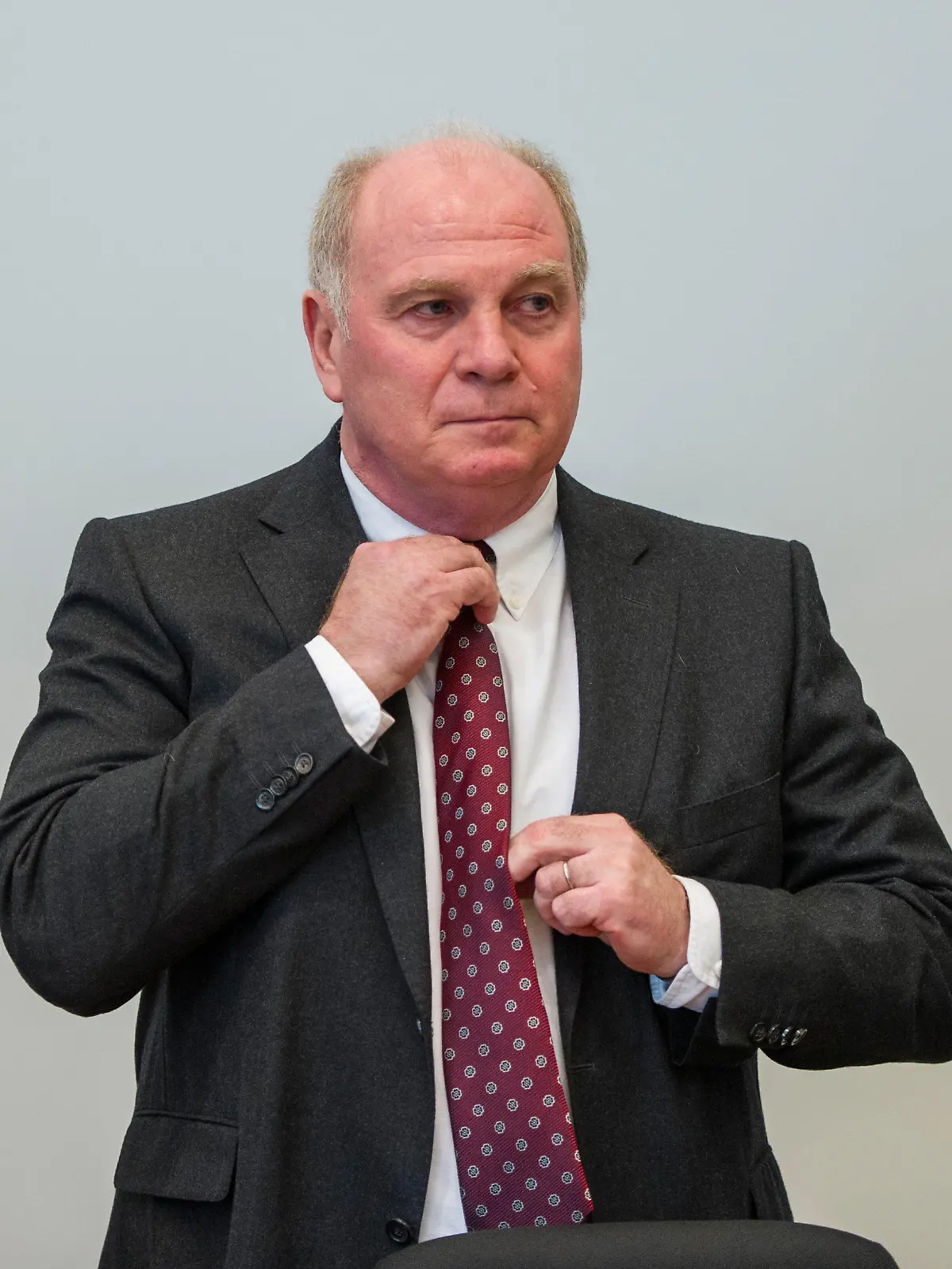Der Präsident des FC Bayern München Uli Hoeneß, steht am 12.03.2014, dem dritten Prozesstag, als Angeklagter im Landgericht München II (Bayern). Hier findet der Prozess gegen Hoeneß statt, der im großen Stil Steuern hinterzogen haben soll. Foto: Marc Müller/dpa +++(c) dpa - Bildfunk+++