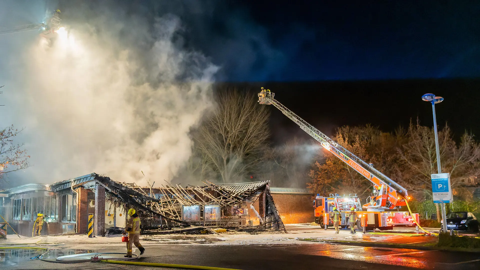 News Themen der Woche KW48 News Bilder des Tages 29.11.2022,Berlin,GER, - Großbrand in einem Supermarkt im Berliner Stadtteil Friedrichshagen. . *** 29 11 2022,Berlin,GER, Major fire in a supermarket in the Friedrichshagen district of Berlin.