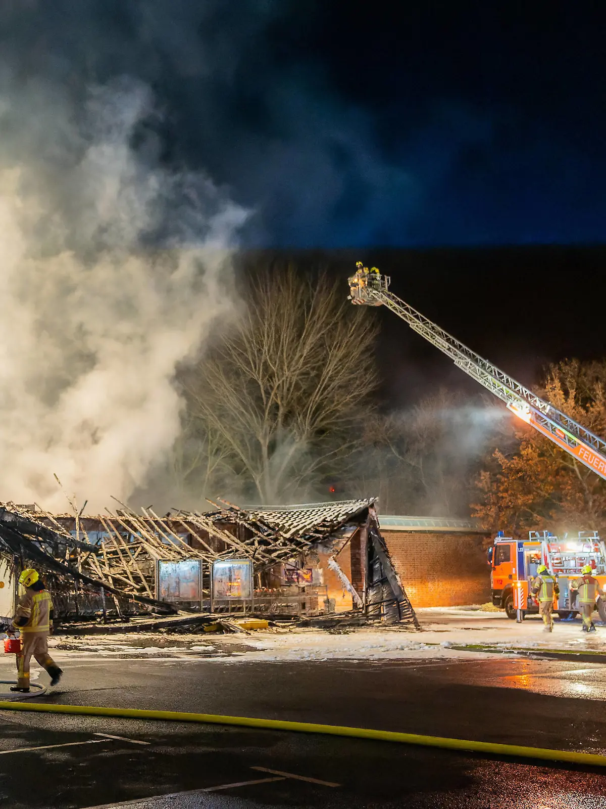 News Themen der Woche KW48 News Bilder des Tages 29.11.2022,Berlin,GER, - Großbrand in einem Supermarkt im Berliner Stadtteil Friedrichshagen. . *** 29 11 2022,Berlin,GER, Major fire in a supermarket in the Friedrichshagen district of Berlin.