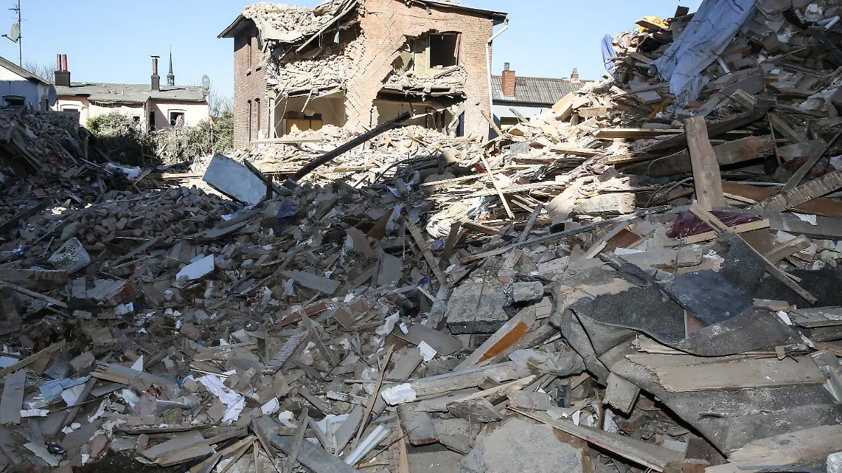 Trümmerteile liegen am 11.03.2014 in Itzehoe (Schleswig-Holstein) an der Stelle an der ein Mehrfamilienhaus in Itzehoe explodiert ist. Das Unglück forderte vier Todesopfer. Foto: Axel Heimken/dpa +++(c) dpa - Bildfunk+++
