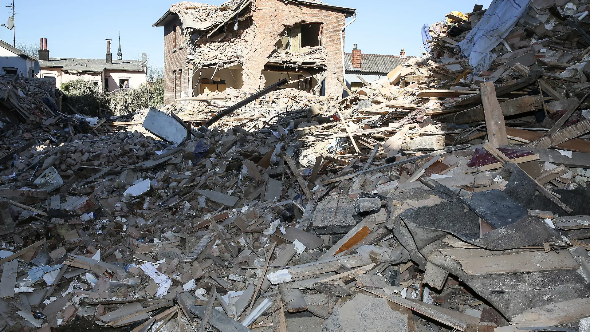 Trümmerteile liegen am 11.03.2014 in Itzehoe (Schleswig-Holstein) an der Stelle an der ein Mehrfamilienhaus in Itzehoe explodiert ist. Das Unglück forderte vier Todesopfer. Foto: Axel Heimken/dpa +++(c) dpa - Bildfunk+++