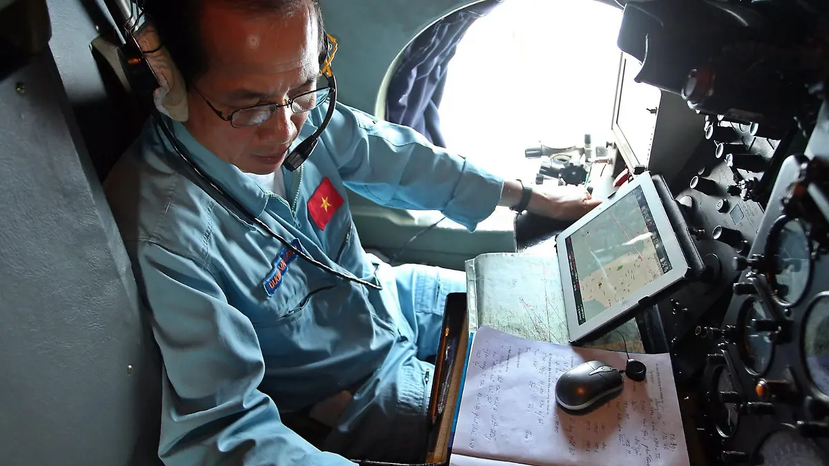 epa04119586 A military official takes notes inside a flying Soviet-made AN-26 of the Vietnam Air Force during search and rescue (SAR) operations for a missing Malaysian Airlines flight, off Vietnam's sea, 11 March 2014. Malaysia aviation authorities say the search for the missing jet will not stop until the aircraft is located. 'There is no time frame in the search operations,' said Malaysia's aviation chief, Azharuddin Abdul Rahman. The search for Malaysia Airlines flight MH370, which went missing on 08 March 2014 with 239 people on board, has brought together nearly 100 vessels and aircraft from eight countries in Asia and the Pacific. The assistance poured in after Malaysia sought help in locating the Boeing 777-200 that disappeared en route from Kuala Lumpur to Beijing. EPA/LUONG THAI LINH +++(c) dpa - Bildfunk+++