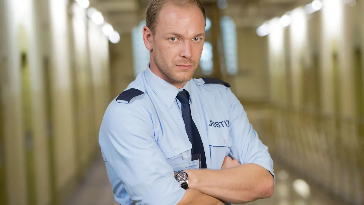 Michael Starkl spielt den Schliesser Bernd Hollerbach.
