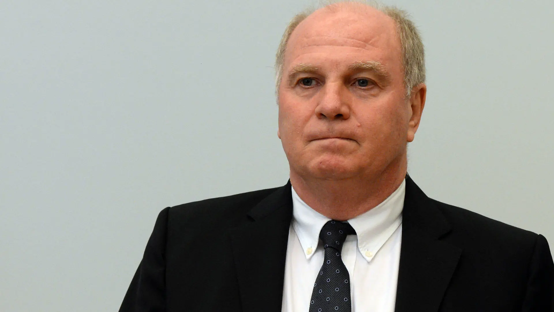 Der Präsident des FC Bayern München, Uli Hoeneß, kommt am 11.03.2014, dem zweiten Verhandlungstag, als Angeklagter im Landgericht München II (Bayern) in den Gerichtssaal. Hoeneß soll im großen Stil Steuern hinterzogen haben. Foto: Christof Stache/dpa +++(c) dpa - Bildfunk+++