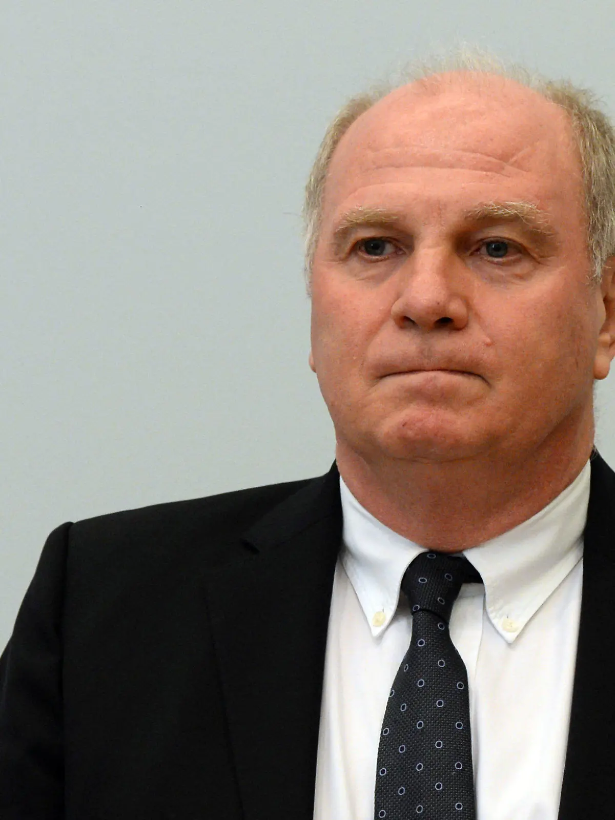 Der Präsident des FC Bayern München, Uli Hoeneß, kommt am 11.03.2014, dem zweiten Verhandlungstag, als Angeklagter im Landgericht München II (Bayern) in den Gerichtssaal. Hoeneß soll im großen Stil Steuern hinterzogen haben.  Foto: Christof Stache/dpa +++(c) dpa - Bildfunk+++
