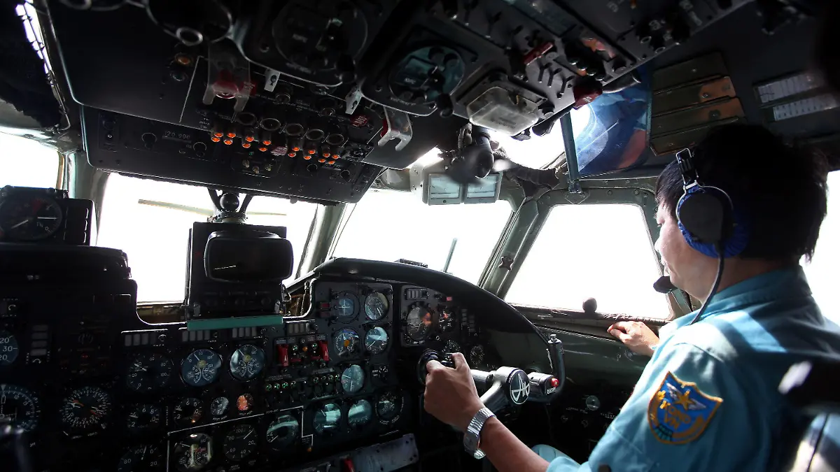 epa04119599 A military pilot controls a flying Soviet-made AN-26 of the Vietnam Air Force during search and rescue operations for a missing Malaysian Airlines flight, off Vietnam's sea, 11 March 2014. Malaysia aviation authorities say the search for the missing jet will not stop until the aircraft is located. 'There is no time frame in the search operations,' said Malaysia's aviation chief, Azharuddin Abdul Rahman. The search for Malaysia Airlines flight MH370, which went missing on 08 March 2014 with 239 people on board, has brought together nearly 100 vessels and aircraft from eight countries in Asia and the Pacific. The assistance poured in after Malaysia sought help in locating the Boeing 777-200 that disappeared en route from Kuala Lumpur to Beijing. EPA/LUONG THAI LINH +++(c) dpa - Bildfunk+++