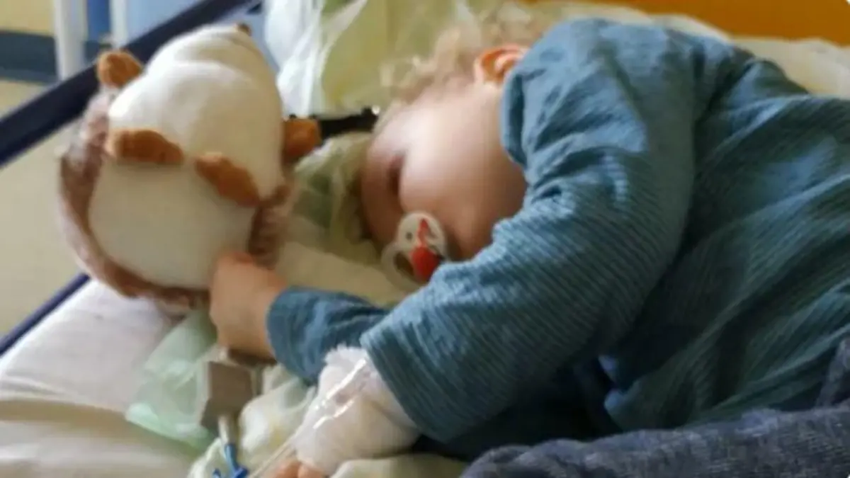 Junge liegt im Krankenbett.