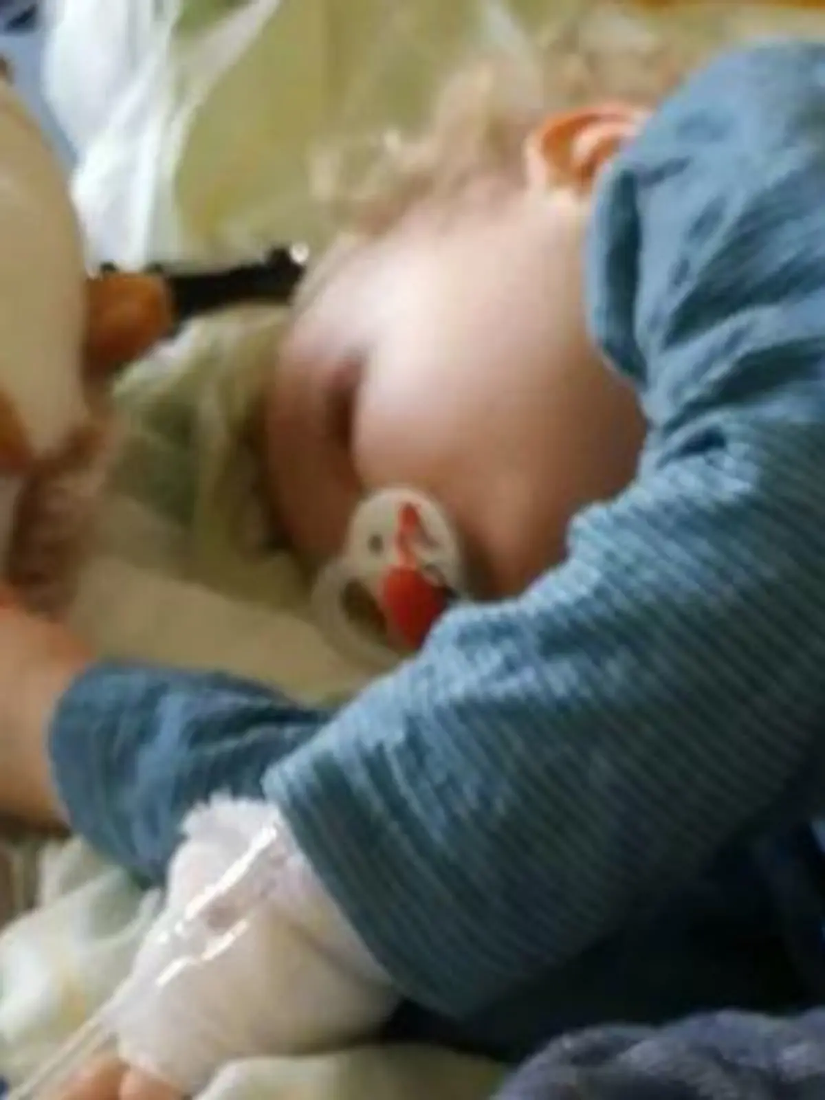Junge liegt im Krankenbett.