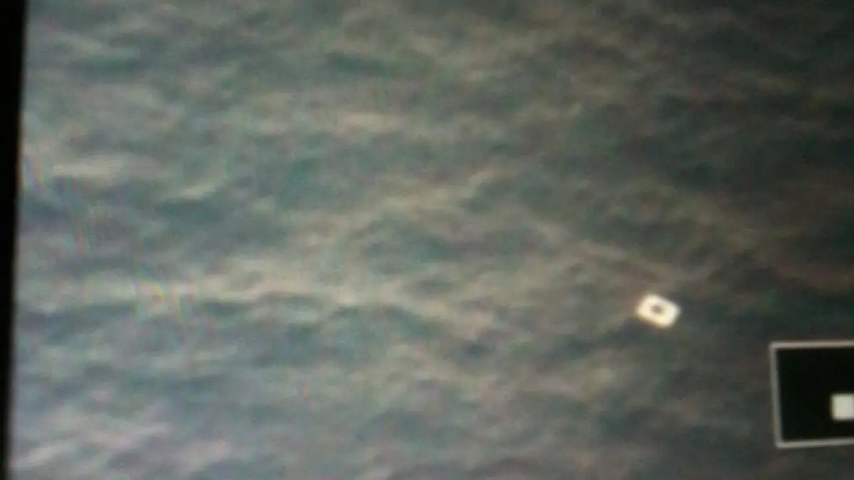 epa04117077 A picture taken by personell of a Vietnamese search aircraft and made available by Tienphong.vn on 09 March 2014 shows what is believed to be a piece of debris of missing Malaysia Airlines airplane at an undisclosed location. A total of 22 aircraft and 40 ships are combing the South China Sea to locate a Malaysia Airlines passenger jet with 239 people on board that was missing and is feared to have crashed at sea, a senior military official said. Malaysia Airlines flight MH370 with 239 people on board went missing early 08 March 2014 while on its way from Kuala Lumpur to Beijing, Airline officials said. EPA/TIENPHONG.VN / HANDOUT BEST QUALITY AVAILABLE HANDOUT EDITORIAL USE ONLY/NO SALES +++(c) dpa - Bildfunk+++