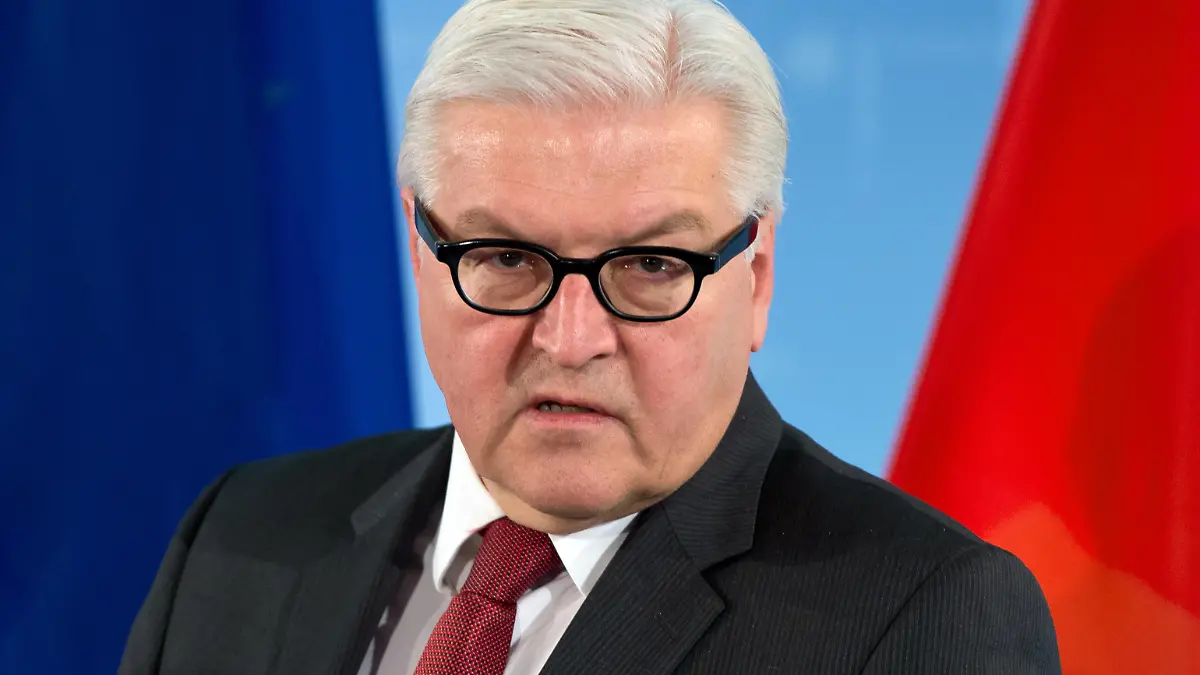 Bundesaußenminister Frank-Walter Steinmeier (SPD) gibt am 07.03.2014 im Auswärtigen Amt in Berlin ein Statement für Medienvertreter. Vorangegangen war ein Gespräch mit seinem tschechischen Amtskollegen Zaoralek unter anderem über die Lage auf der Krim. Foto: Soeren Stache/dpa