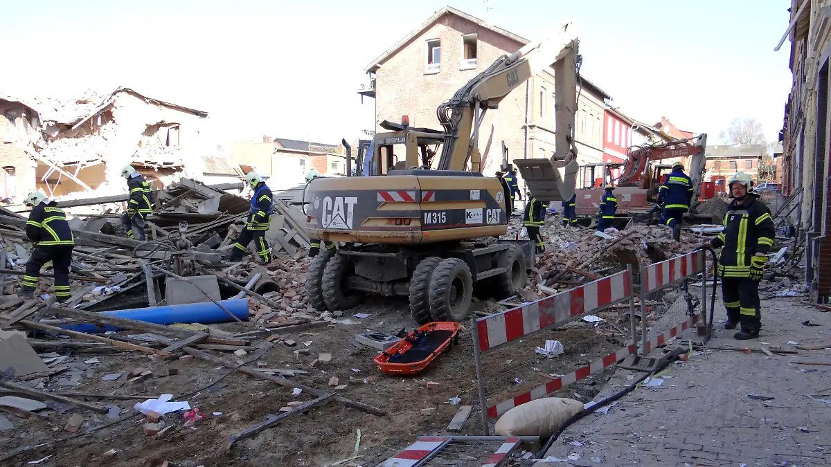 Einsatzkräfte der Feuerwehr sind am 10.03.2014 in Itzehoe (Schleswig-Holstein) an der Unglücksstelle nach der Explosion eines Mehrfamilienhauses im Einsatz. Foto: Daniel Friederichs/dpa +++(c) dpa - Bildfunk+++