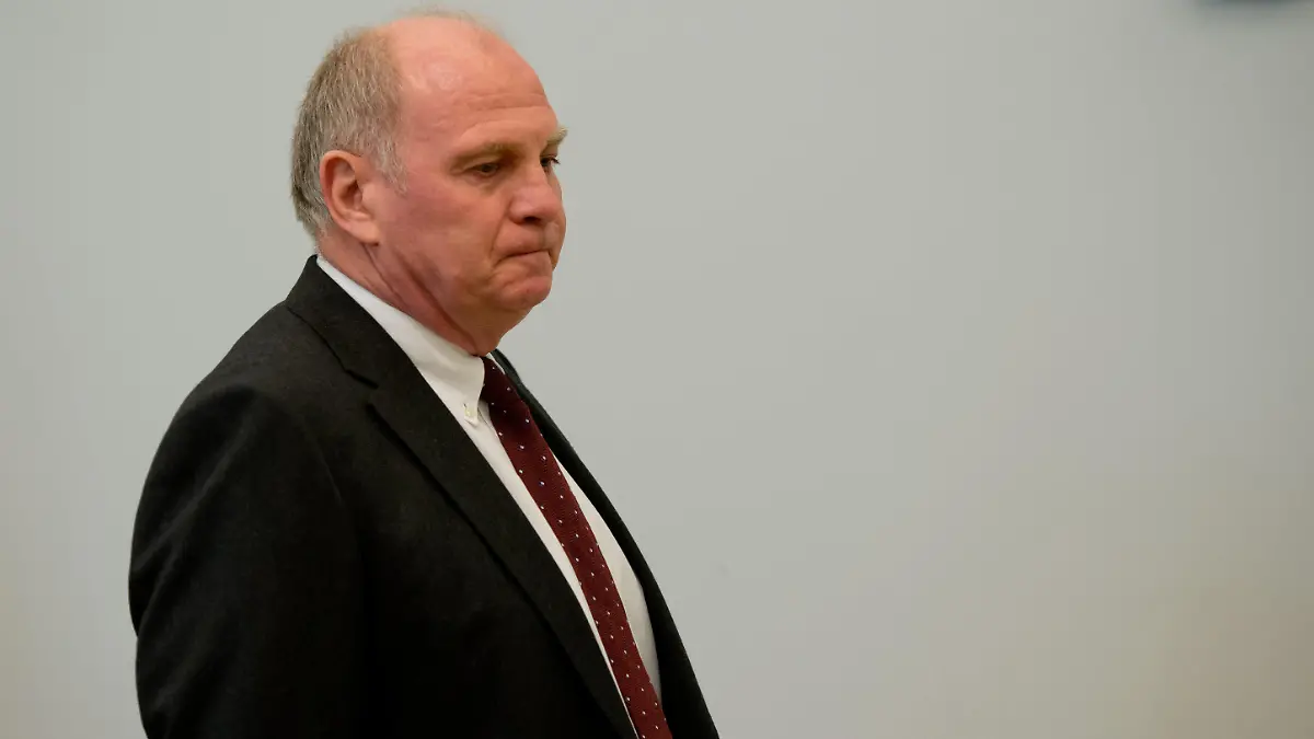 Der Präsident des FC Bayern München, Uli Hoeneß, kommt am 10.03.2014 als Angeklagter im Landgericht München II (Bayern) in den Gerichtssaal 134. Hoeneß soll im großen Stil Steuern hinterzogen haben. Foto: Sven Hoppe/dpa +++(c) dpa - Bildfunk+++
