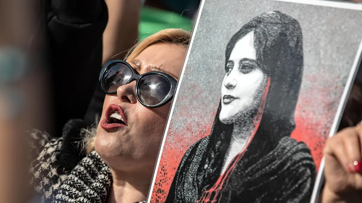  December 17, 2022, Istanbul, Turkey: A female protester takes part during the demonstration. Mahsa Amini s death has sparked weeks of violent protests across Iran and other countries. Mahsa fell into a coma and died after being arrested in Tehran by the morality police for allegedly violating the country s hijab rules. Istanbul Turkey - ZUMAs197 20221217_zaa_s197_089 Copyright: xOnurxDogmanx