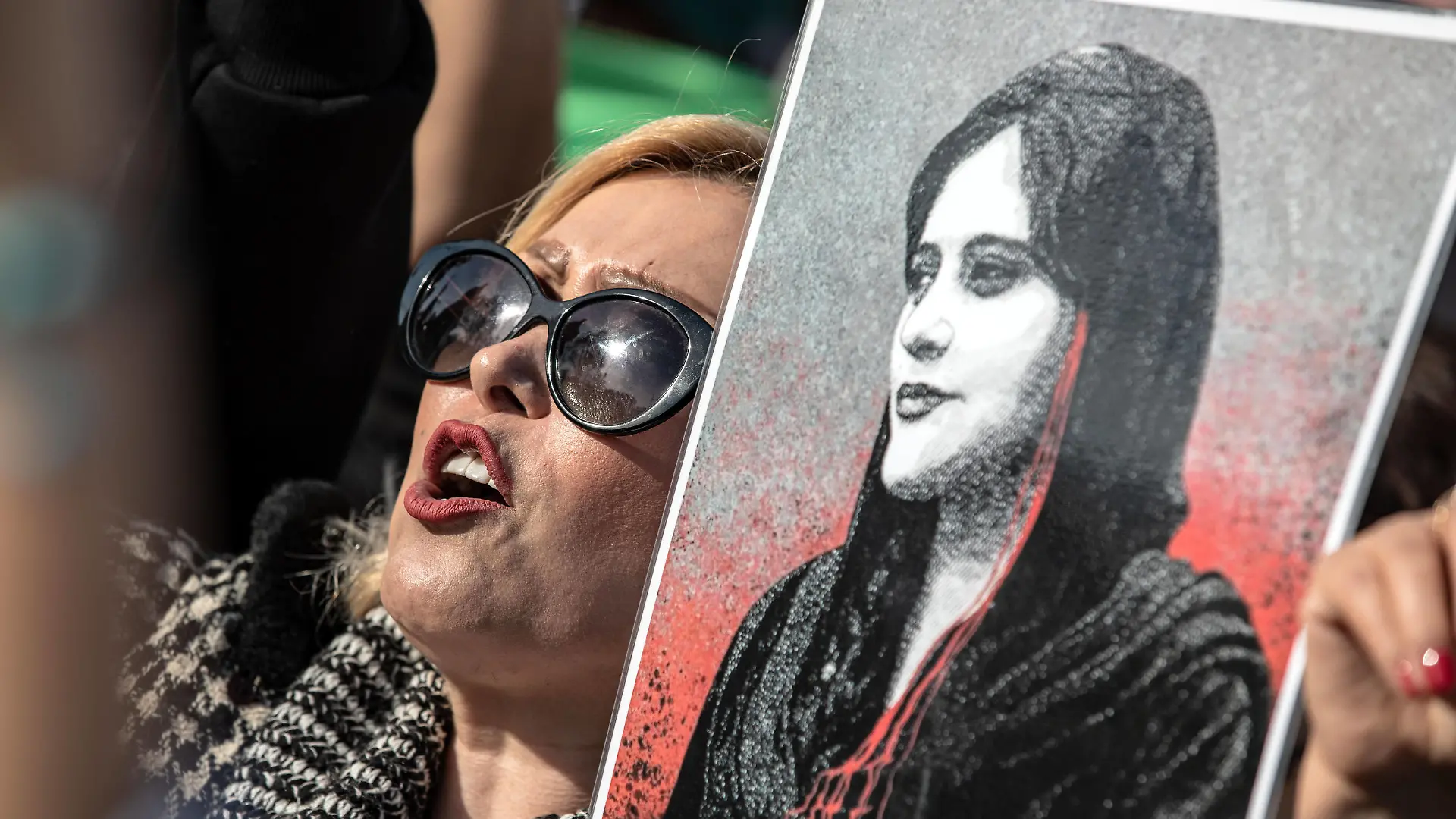  December 17, 2022, Istanbul, Turkey: A female protester takes part during the demonstration. Mahsa Amini s death has sparked weeks of violent protests across Iran and other countries. Mahsa fell into a coma and died after being arrested in Tehran by the morality police for allegedly violating the country s hijab rules. Istanbul Turkey - ZUMAs197 20221217_zaa_s197_089 Copyright: xOnurxDogmanx