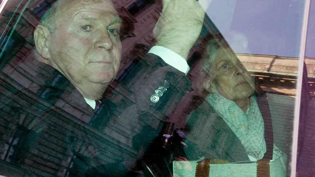 Der Präsident des FC Bayern München, Uli Hoeneß (l) und seine Frau Susanne verlassen nach dem ersten Verhandlungstag am 10.03.2014 in einem Auto den Justizpalast des Landgerichts München II in München (Bayern). Hoeneß soll im großen Stil Steuern hinterzogen haben. Foto: Tobias Hase/dpa +++(c) dpa - Bildfunk+++