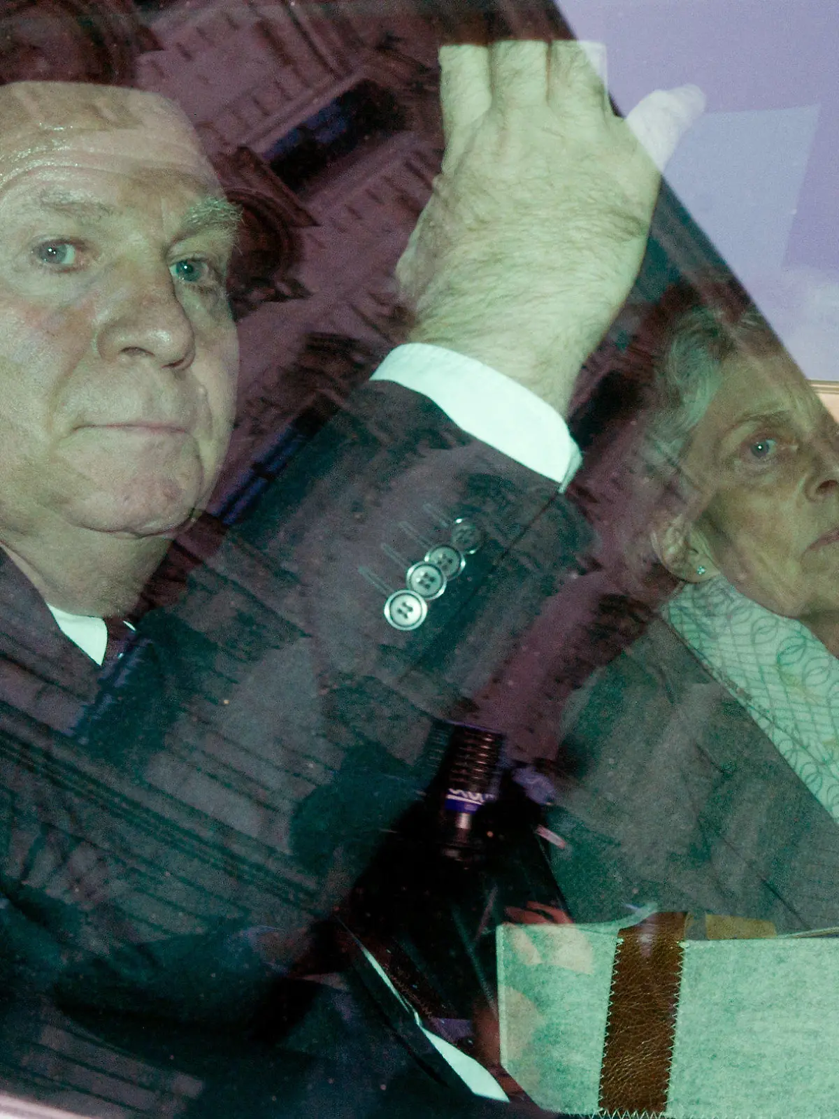 Der Präsident des FC Bayern München, Uli Hoeneß (l) und seine Frau Susanne verlassen nach dem ersten Verhandlungstag am 10.03.2014 in einem Auto den Justizpalast des Landgerichts München II in München (Bayern). Hoeneß soll im großen Stil Steuern hinterzogen haben. Foto: Tobias Hase/dpa +++(c) dpa - Bildfunk+++