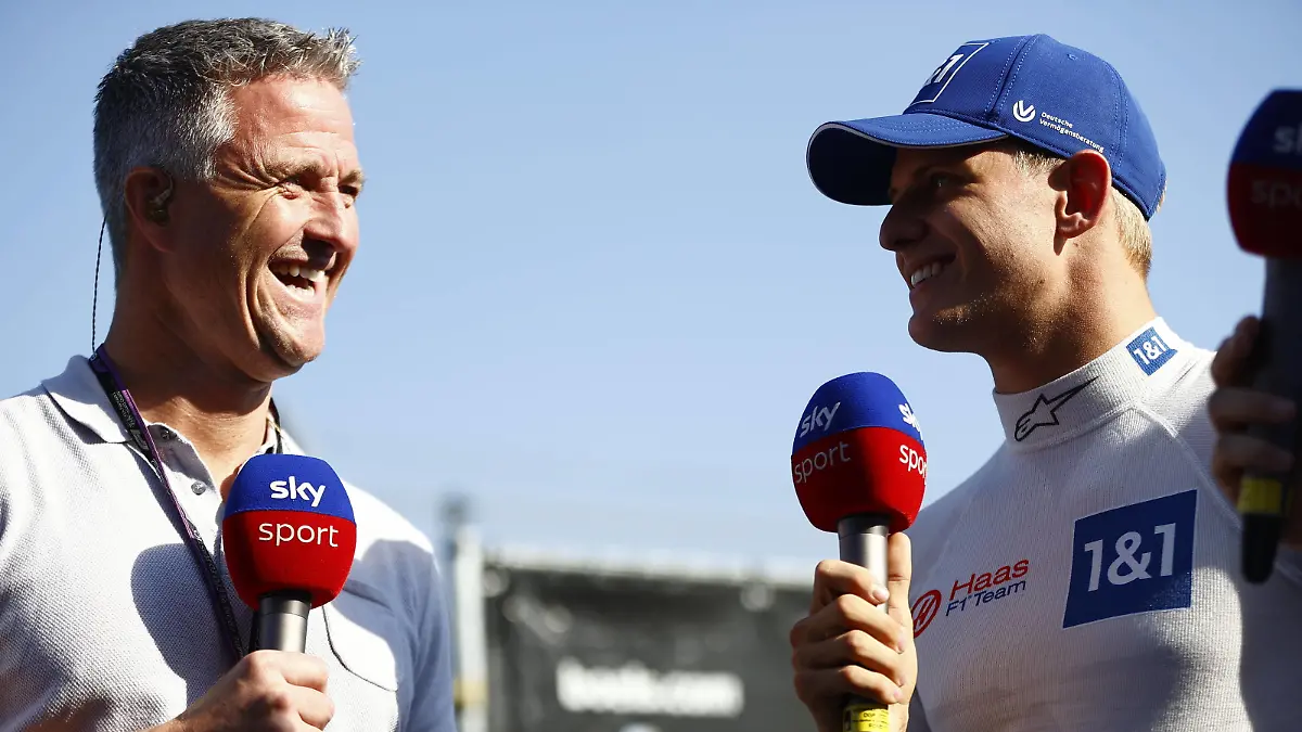 Sport Bilder des Tages Formula 1 2022: Dutch GP CIRCUIT ZANDVOORT, NETHERLANDS - SEPTEMBER 03: Mick Schumacher, Haas F1 Team, is interviewed by Ralf Schumacher during the Dutch GP at Circuit Zandvoort on Saturday September 03, 2022 in North Holland, Netherlands. Photo by Andy Hone / LAT Images Images PUBLICATIONxINxGERxSUIxAUTxHUNxONLY GP2215_093257_ONZ8412