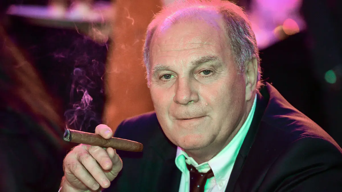 ARCHIV - Präsident Uli Hoeneß raucht am 22.12.2013 nach dem Gewinn der Club-WM während des Banketts des Fußball-Bundesligisten FC Bayern München im Teamhotel in Marrakesch (Marokko) eine Zigarre. Am Montag (10.03.2014) beginnt der Auftakt des Steuerstrafverfahrens gegen Uli Hoeneß, den Präsident des Fußballvereins FC Bayern München. Foto: David Ebener/dpa +++(c) dpa - Bildfunk+++